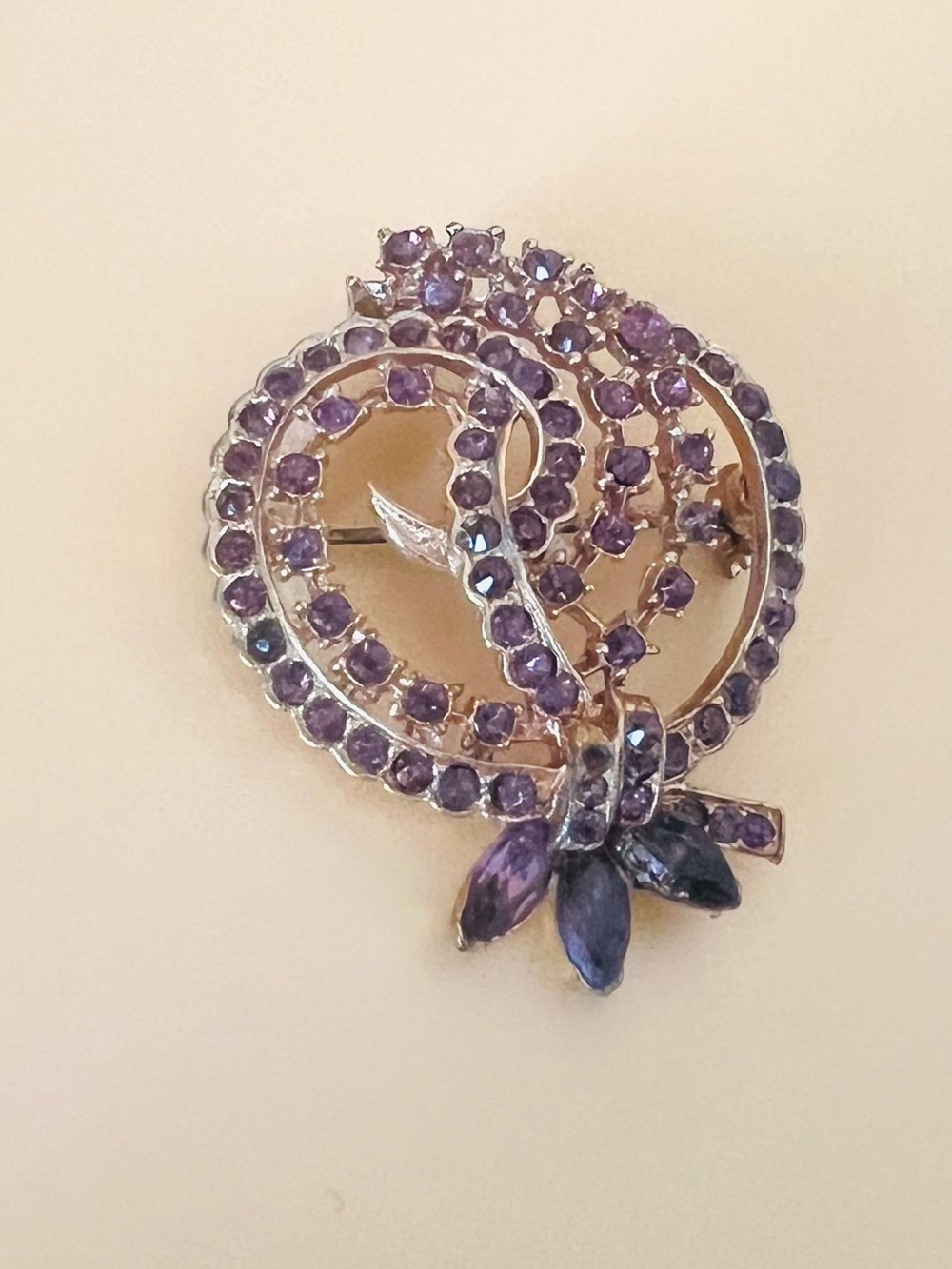 Art deco Purple crystal brooch gold tone
